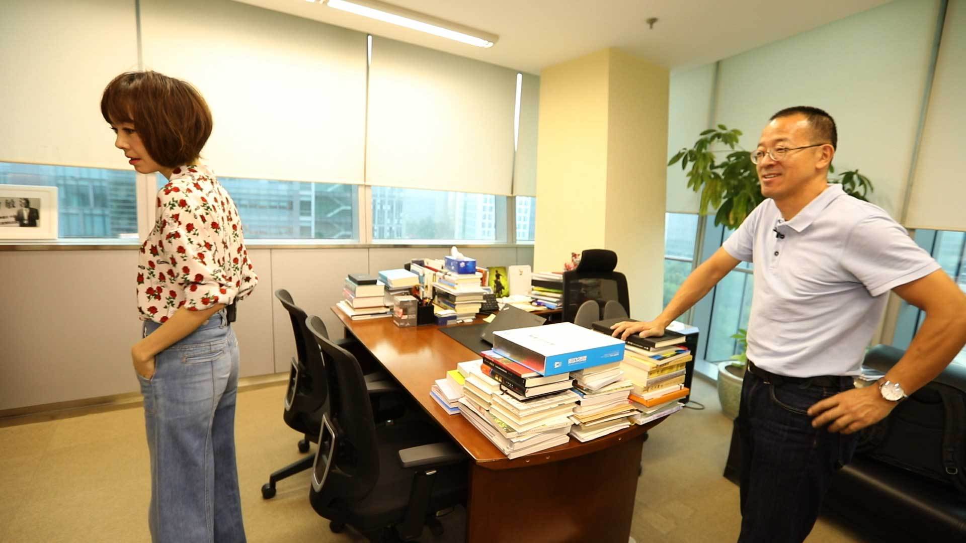 俞敏洪调侃雷军英文 展示最小董事长办公室