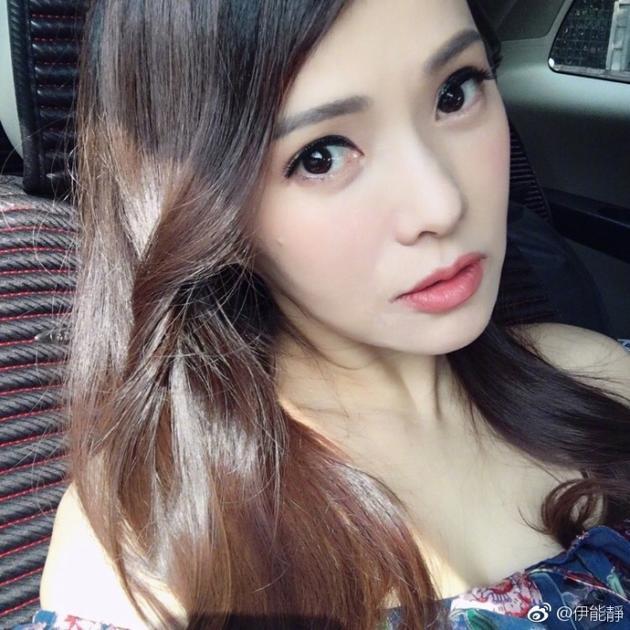 伊能静小露香肩秀性感 樱桃红唇女人味十足