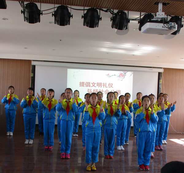 學生表演文明禮儀拍手歌. 王松洋 攝