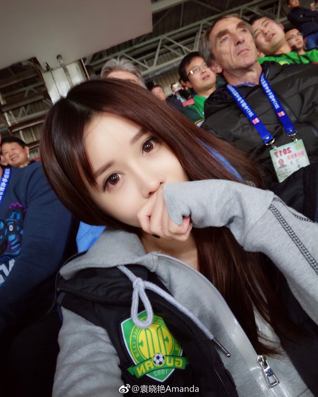 张稀哲娇妻晒私房美照 面容清秀身材好