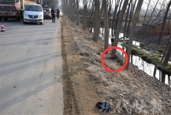 老人半夜出门被撞 肇事司机把他扔进了水沟