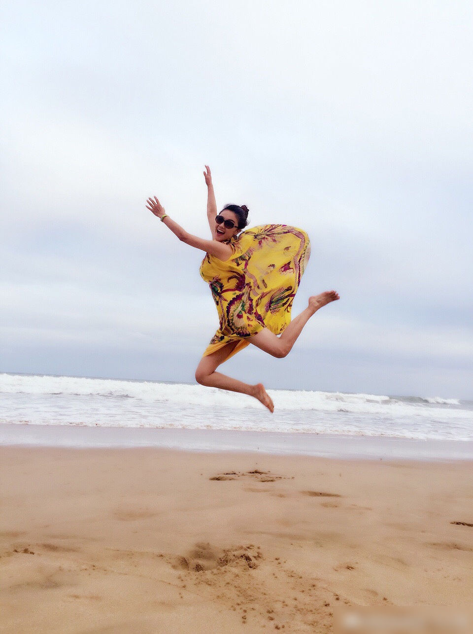 近日,玖月奇迹王小玮晒出一张度假照,她身穿花裙在海边跳起,动作雀跃
