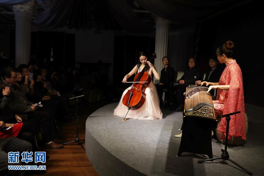 这是《筝乐与书法》展演活动中的古筝与大提琴合奏(12月27日摄).