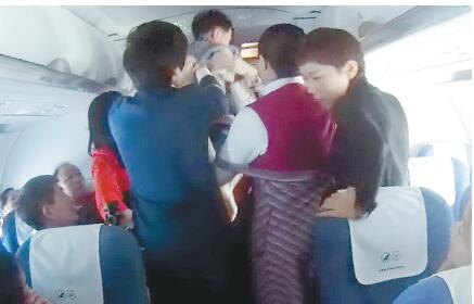 飞机上5岁男童高烧抽搐昏迷 乘务员抱40分钟