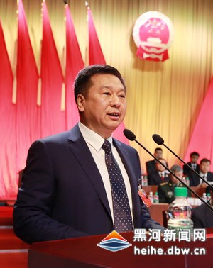 谢宝禄作《政府工作报告》.本报记者 宋福来摄