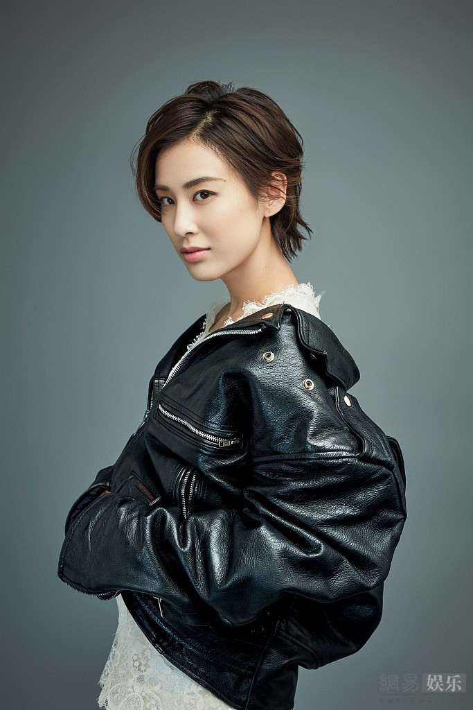 黄圣依半撩皮衣露香肩 坐地露美臀-文体频道-东北网