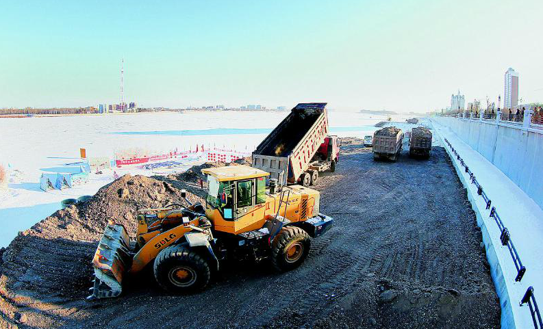 黑河城区黑龙江干流沙滩恢复及堤防下江台阶工程施工正酣