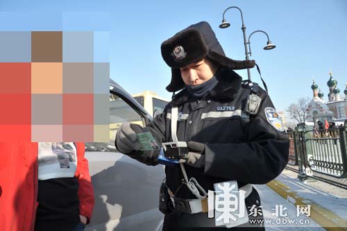 哈尔滨交警配发移动警务通 高效验证查车