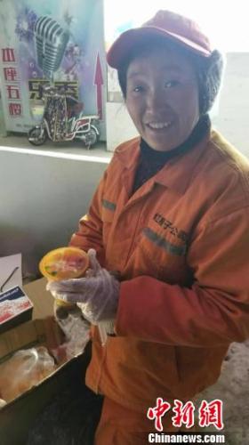 徐州众热心人接力订外卖热粥送扫雪环卫工