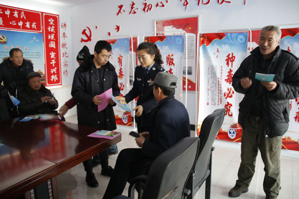 庆安禁毒大队下乡开展禁毒宣传