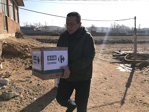 大连家乐福瓦房店店送爱心下乡给留守儿童