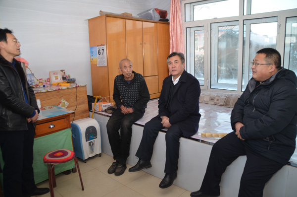 在向阳镇忠信村,王兆成详细了解了贫困户杜海刚,杜洪宝,周玉海的生活