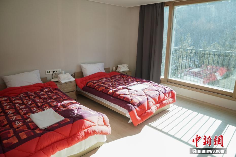 图为对媒体开放的平昌奥运村运动员房间样板间.中新社记者崔楠摄