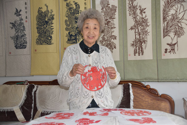 赵玉琴 "骏狗剪纸"贺新春