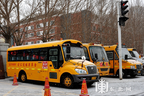 哈尔滨校车企业及600名驾驶人开学前统一上课学安全