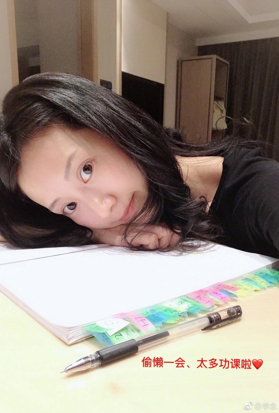 李念读剧本忙里偷闲晒自拍 素颜出镜胶原蛋白