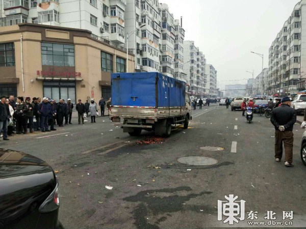 哈尔滨早市卖菜厢式货车失控 溜车撞伤4名女子