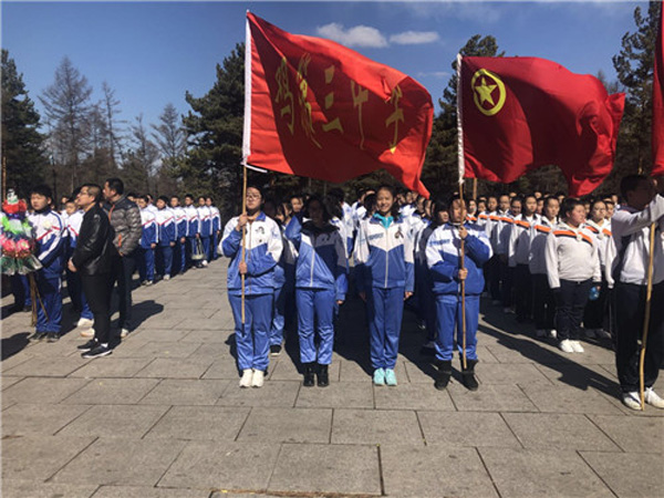 鸡东三中清明节扫墓活动