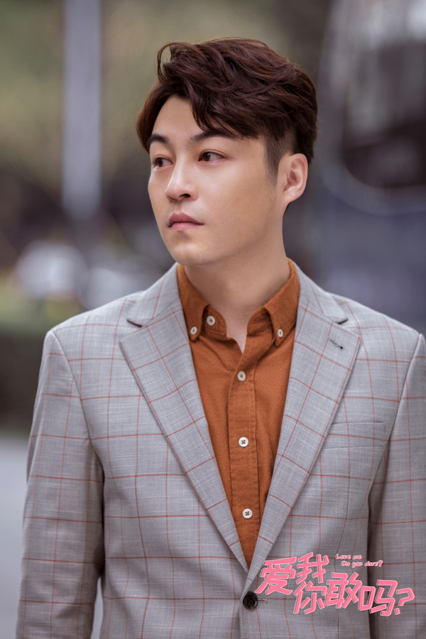 《爱我,你敢吗》剧照赵一维饰演小丁   王艺嘉饰演陈婧,想要落户