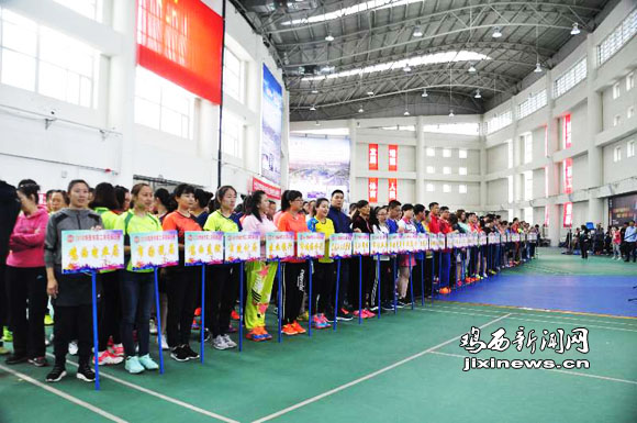 2018鸡西市职工羽毛球比赛鸣金开赛