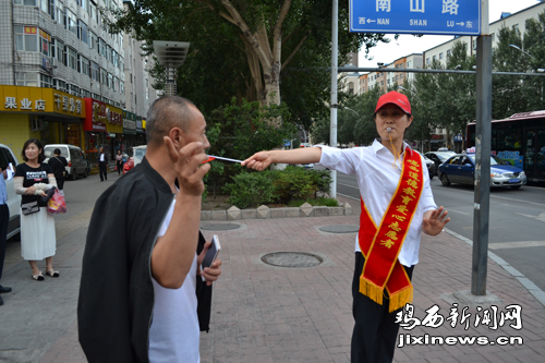 图为:交通劝导志愿者在为行人指路.记者 陈江/摄