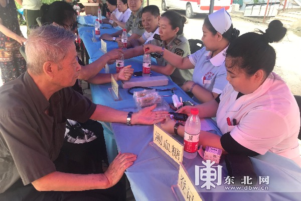 黑龙江省公安消防总队医院八一前夕举行义诊