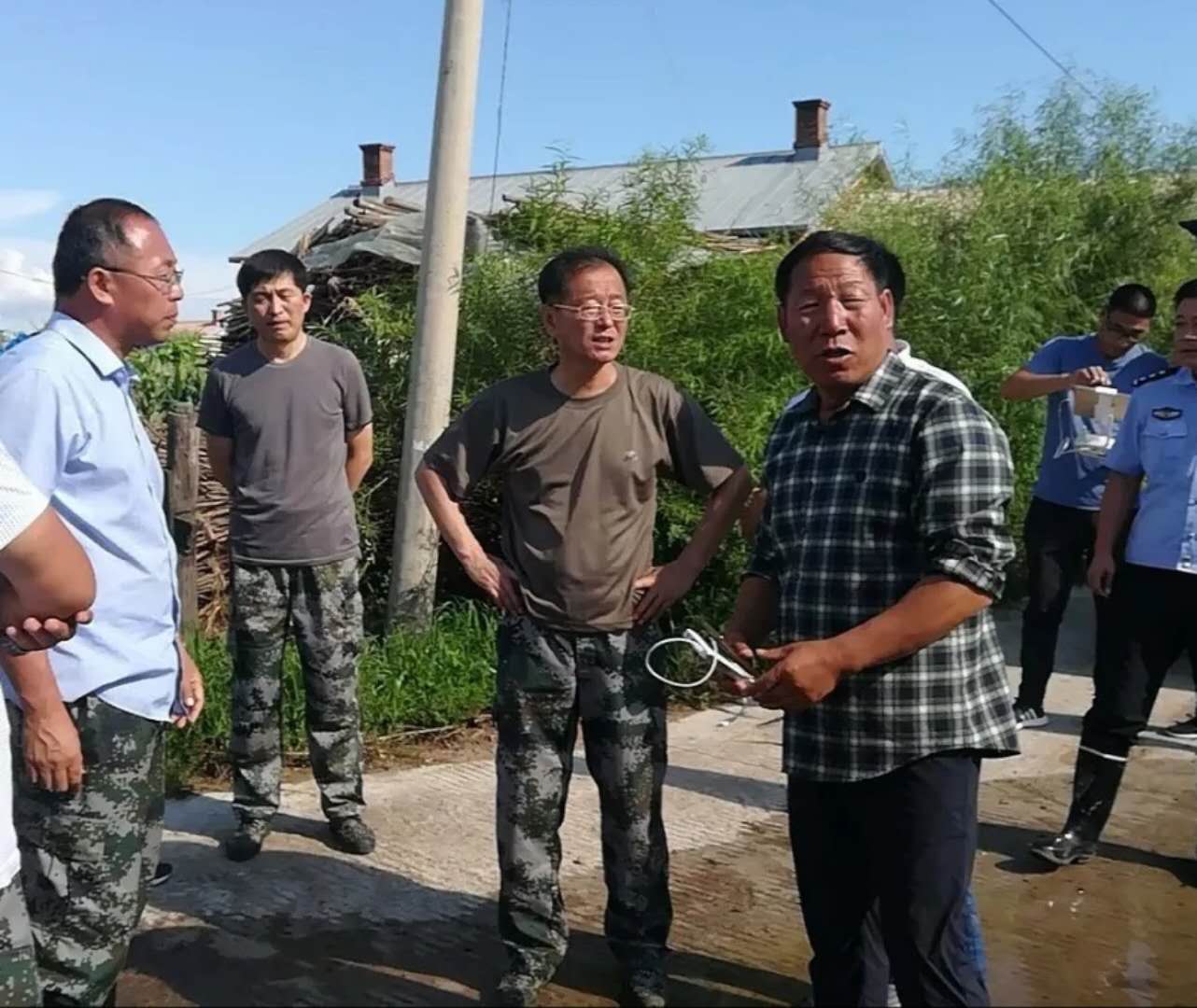 铁力市人民政府市长史春光到王杨乡北河村视察水情和撤离工作