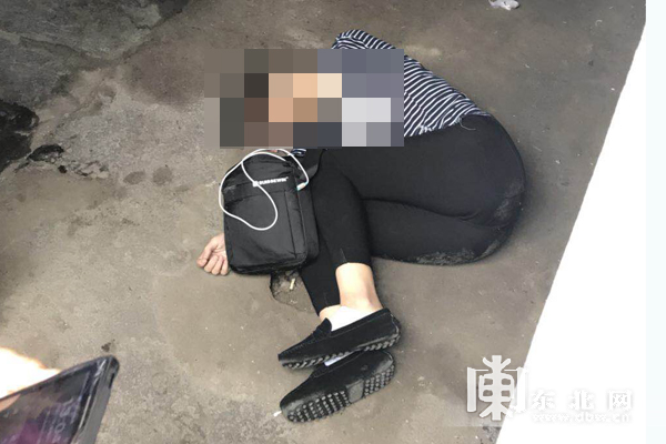 一名女子晕倒在公厕 警民联手120救治,ok!