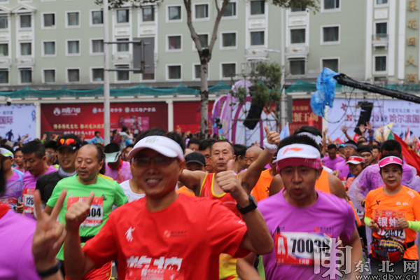 2018哈尔滨国际马拉松赛开跑 3万名选手参赛