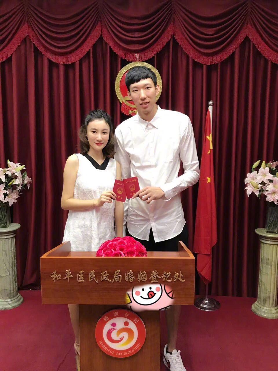 周琦结婚周琦与女友结婚领证照曝光