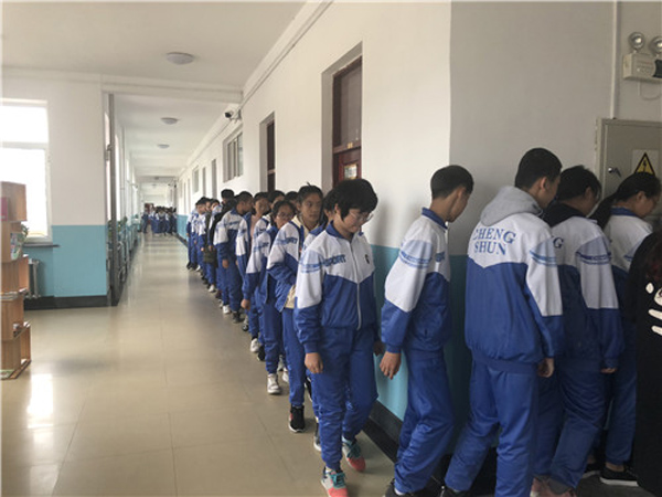 鸡东三中举行预防踩踏安全应急疏散演练活动