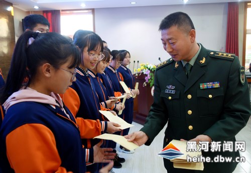 黑河军分区捐资助学暖人心
