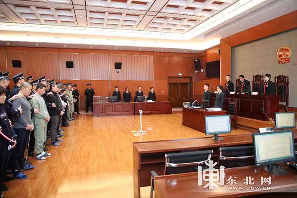 11月27日,黑河市爱辉区人民法院一审公开宣判梁明等13人涉恶犯罪团伙