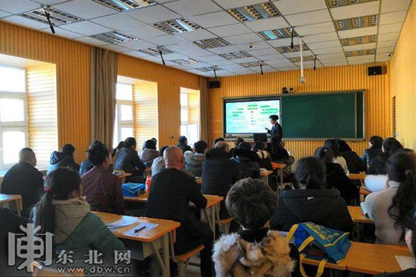 記者遲亦達)近日,香坊區檢察院的檢察官為哈爾濱市第六十四中學近500