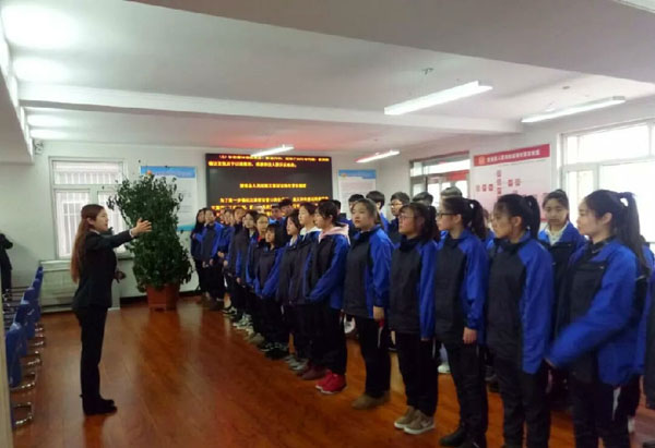 望奎第二中学40余名学生到县法院参观