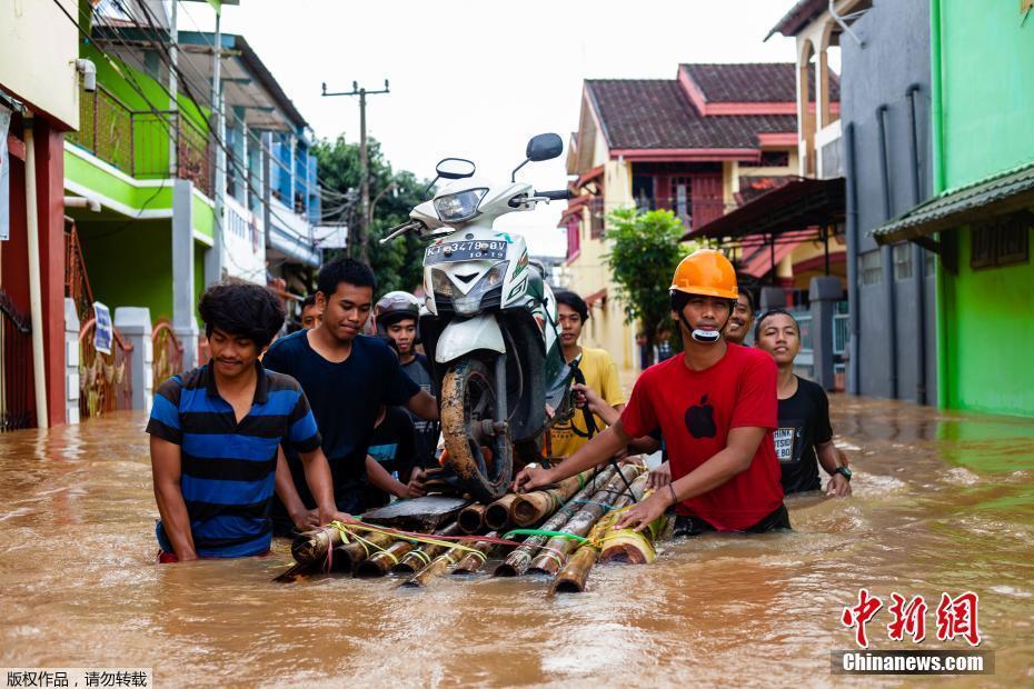 印尼发生洪灾和山体滑坡 致多人死亡数千人撤