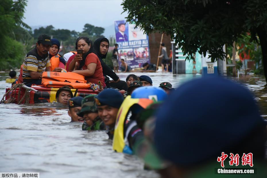 印尼发生洪灾和山体滑坡 致多人死亡数千人撤