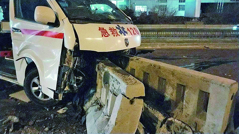 哈爾濱先鋒路內陸港門前120急救車發生車禍三人受傷