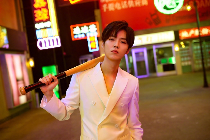 鹿晗穿白色西装在街头扮港风古惑仔.