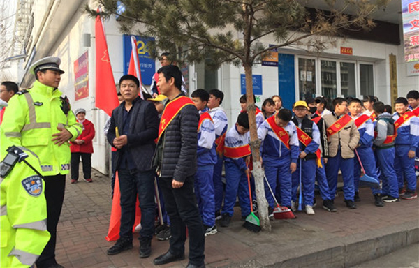 2019年3月5日,鸡东三中一百余名学生及教师志愿者代表全校师生进行学