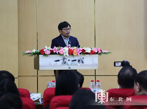 文学博士陈爱中与众读者分享作品.东北网记者 许诺 摄