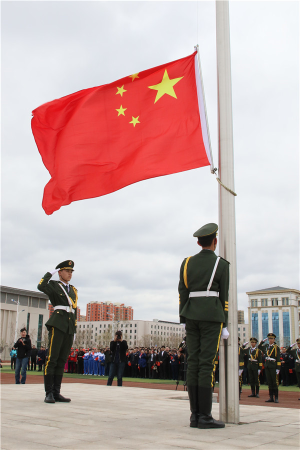 我市举办"共和国长子的家国情怀"佩戴国旗徽章活动