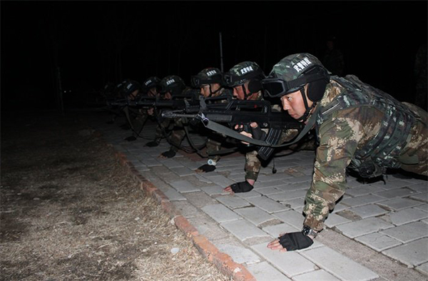 武警夜间训练图片图片