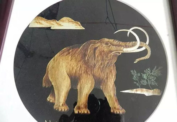 赵桂荣正在制作猛犸象玉米秸秆画.