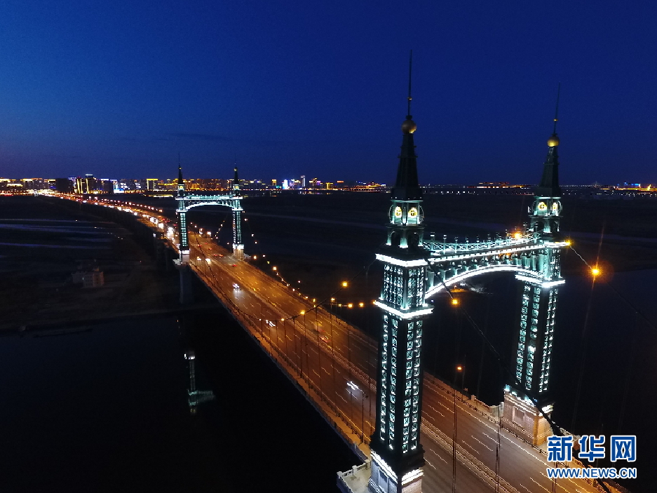 夜幕下的哈尔滨阳明滩大桥