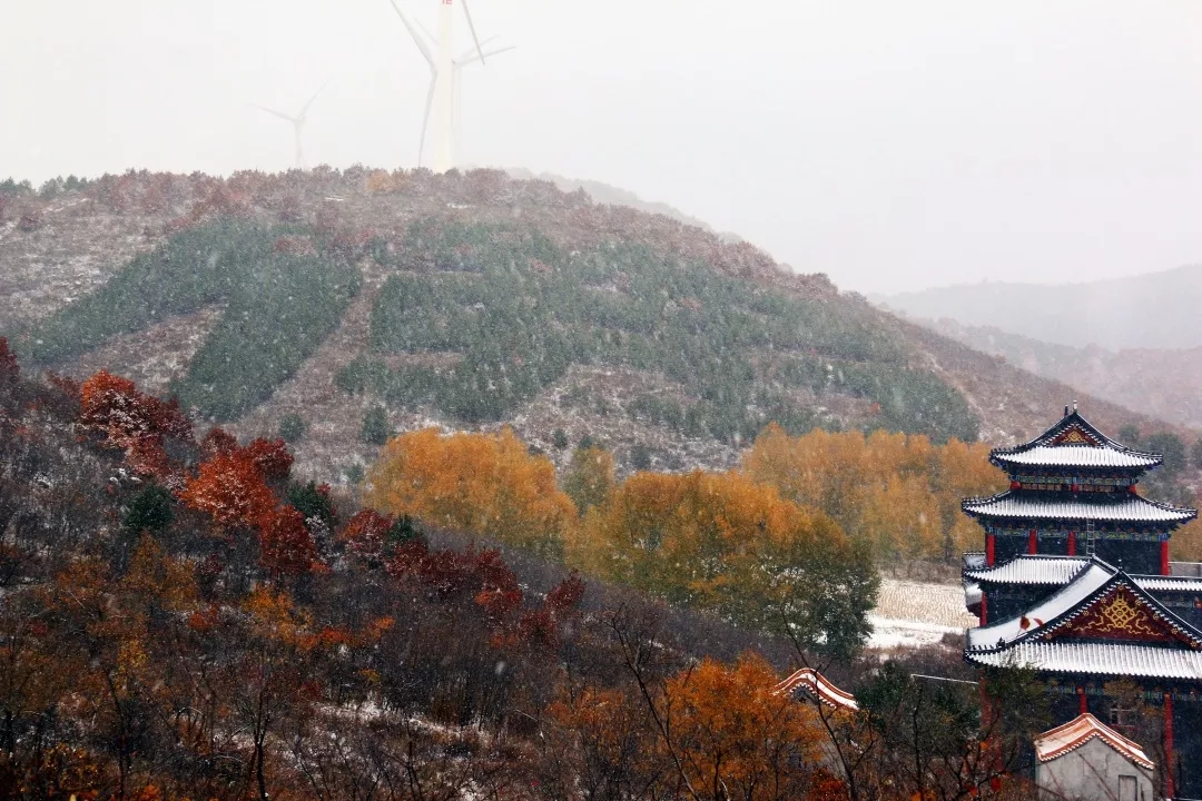 偏僻一角,佛爾寺靜靜地矗立著,這裡的香火常年不斷,為碾子山增加了