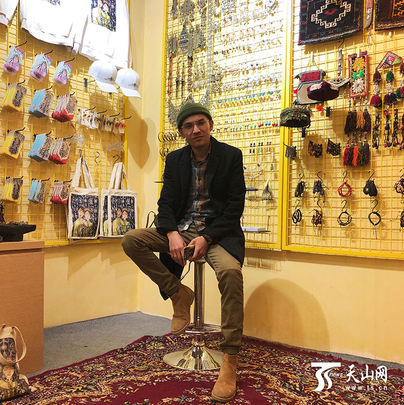 喀什老城里复古男孩麦吾兰·图拉克.