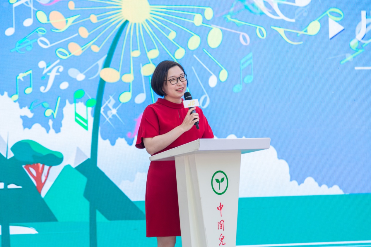 网易云音乐副总裁李茵致辞,号召社会各界一起给孩子们做首好歌.