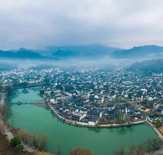 用地更为紧张▼航拍杭州富阳龙门古镇密集的建筑人们将北方的合院式