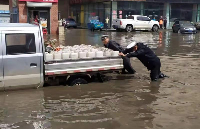 暴雨中疏导救援守一方百姓平安